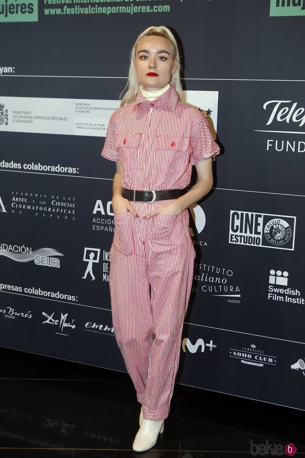 Cintia Lund con un mono rojo y blanco en el el estreno de un documental