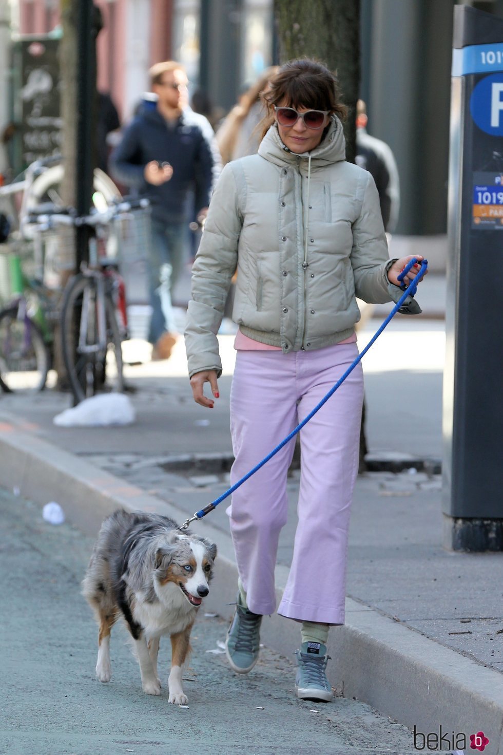 Helen Christensen paseando a su perro con uno de los peores looks de la semana