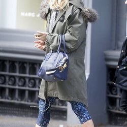 Sienna Miller sale a pasear con una combinación un poco extraña