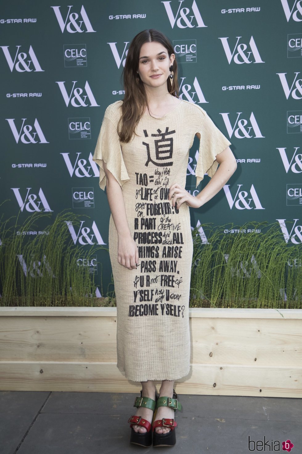 Sai Bennett con un vestido de canalé en el Museo V&A de Londres