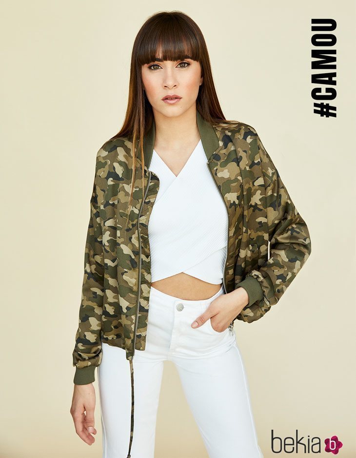 Aitana Ocaña con una bomber militar posando para el lookbook de Stradivarius 2018