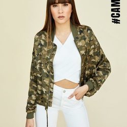 Aitana Ocaña con una bomber militar posando para el lookbook de Stradivarius 2018