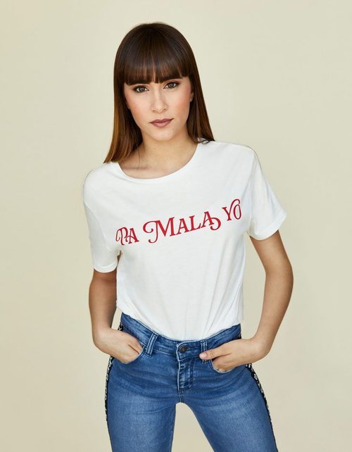 Aitana Ocaña posando para el lookbook de Stradivarius 2018 con una camiseta blanca con las letras 'Pa mala yo'