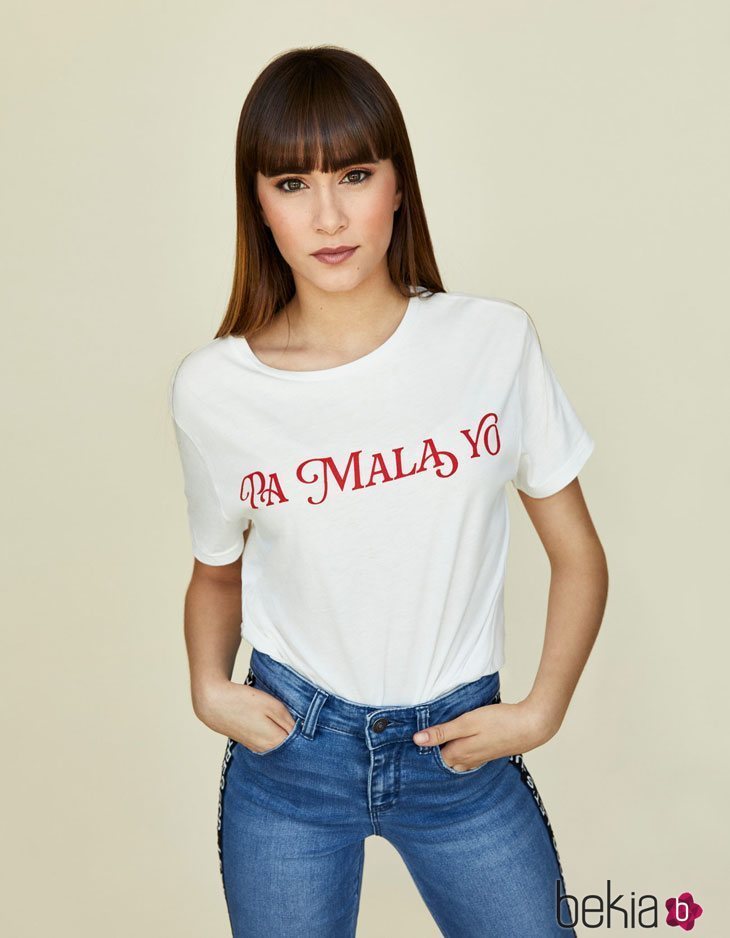 Aitana Ocaña posando para el lookbook de Stradivarius 2018 con una camiseta blanca con las letras 'Pa mala yo'