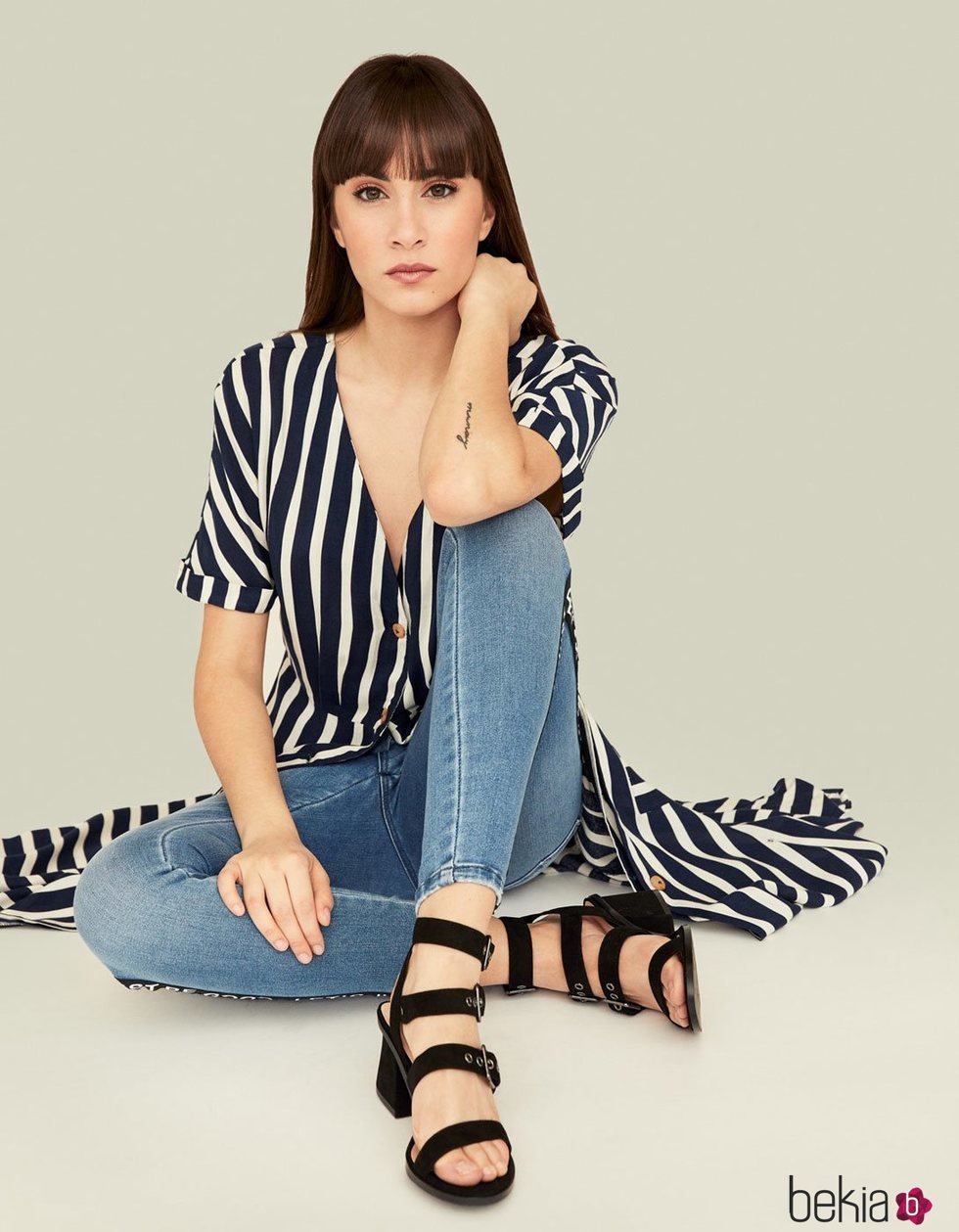 Aitana Ocaña con un vestido de rayas posando para el lookbook de Stradivarius 2018