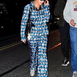 Rita Ora con un 'total look' de estampado de rayas paseando por Nueva York 2018