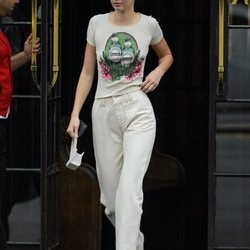 Kendall Jenner con un look 'total white' en Nueva York 2018