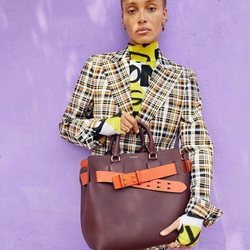 Imagen de la campaña de Adwoa Aboah para la colección otoño/inverno 2018-2019 de Burberry