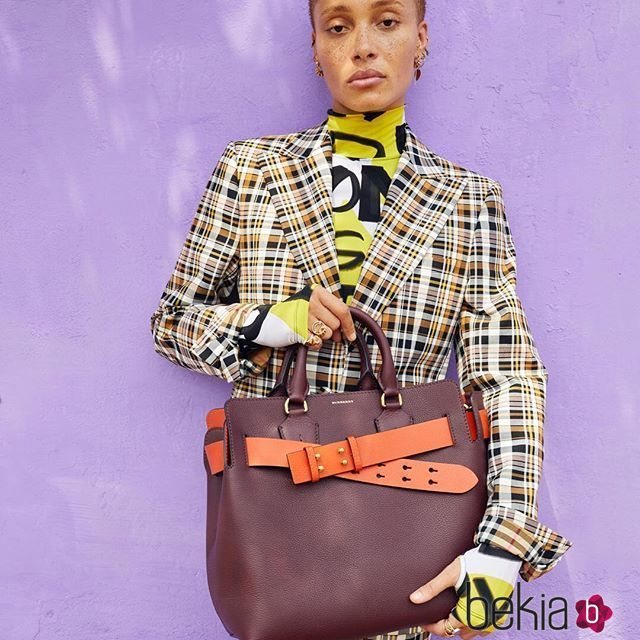 Imagen de la campaña de Adwoa Aboah para la colección otoño/inverno 2018-2019 de Burberry