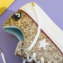 Modelo en dorado de la nueva colección de Chiara Ferragni para Converse