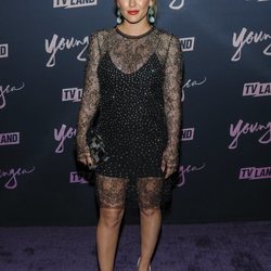 Hilary Duff con un vestido negro transparente en la premiere de 'Younger' en Nueva York 2018