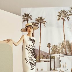 Vestido blanco con estampado de la colección Crucero 2019 de Carolina Herrera