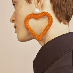 Pendientes de corazón de la colección Crucero 2019 de Carolina Herrera