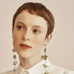 Pendientes largos de la colección Crucero 2019 de Carolina Herrera