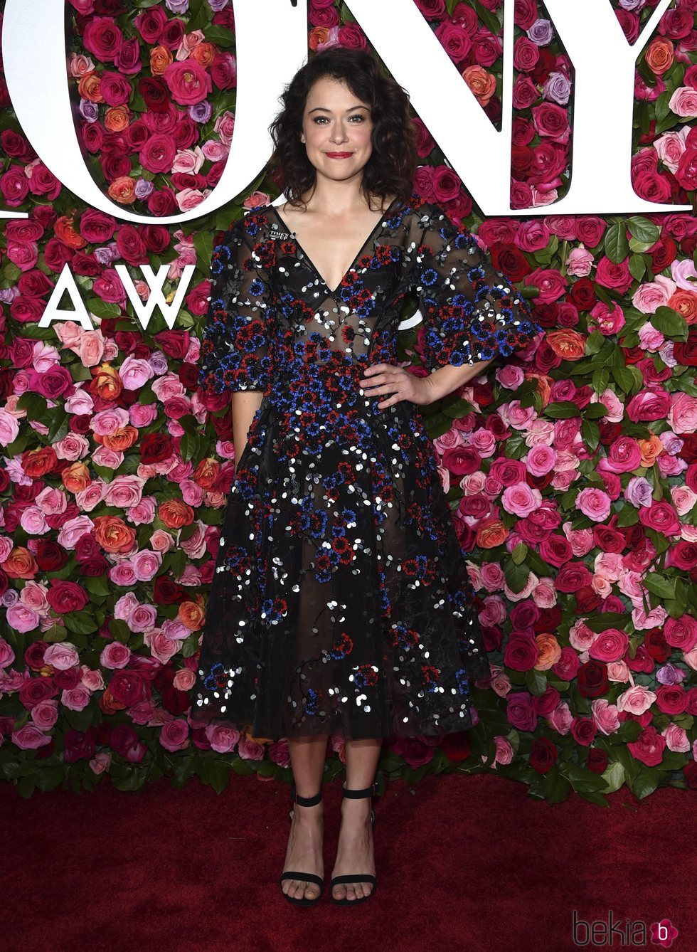 Tatiana Maslany posa con un diseño de Zac Posen en los Premios Tony 2018