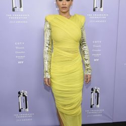 Rita Ora de verde lima en los Premios Fragrance 2018