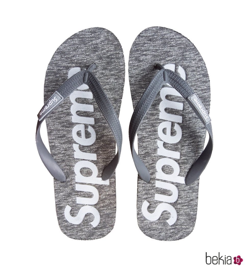 Chanclas en color gris de la colección de Supreme 2018