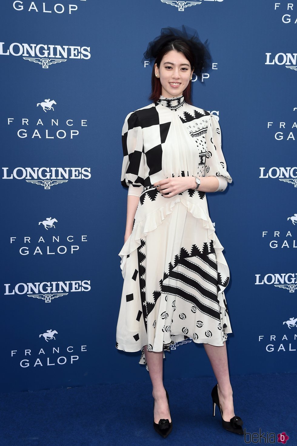 Akaya Miyoshi con un vestido asimétrico en Diane Longines 2018