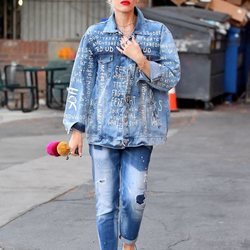 Gwen Stefani con un look vaquero por las calles de Los Ángeles 2018