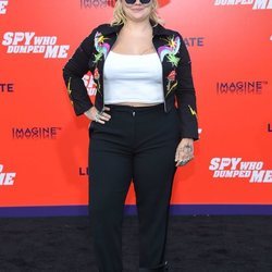 Elle King con un sombrero y una chaqueta con dibujos estampados en la premire 'El espía que me dejó' 2018