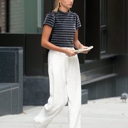 Hailey Baldwin con un top de rayas en Nueva York 2018