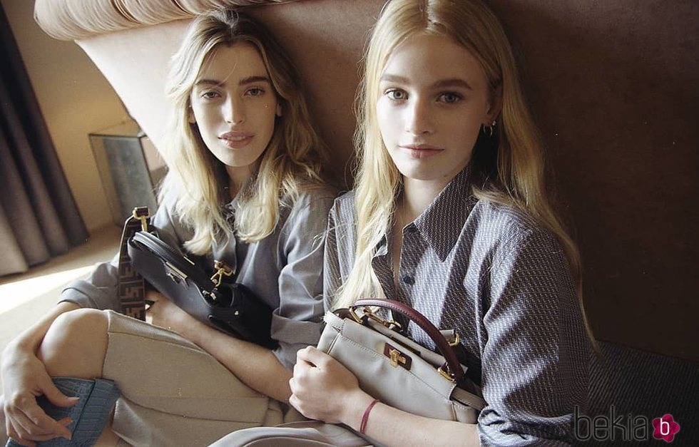 Clara y Esther McGregor posando para la nueva campaña de Fendi 2018