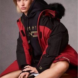 Hailey Baldwin con un abrigo de pelo de la nueva colección de otoño 2018 de Tommy Hilfiger