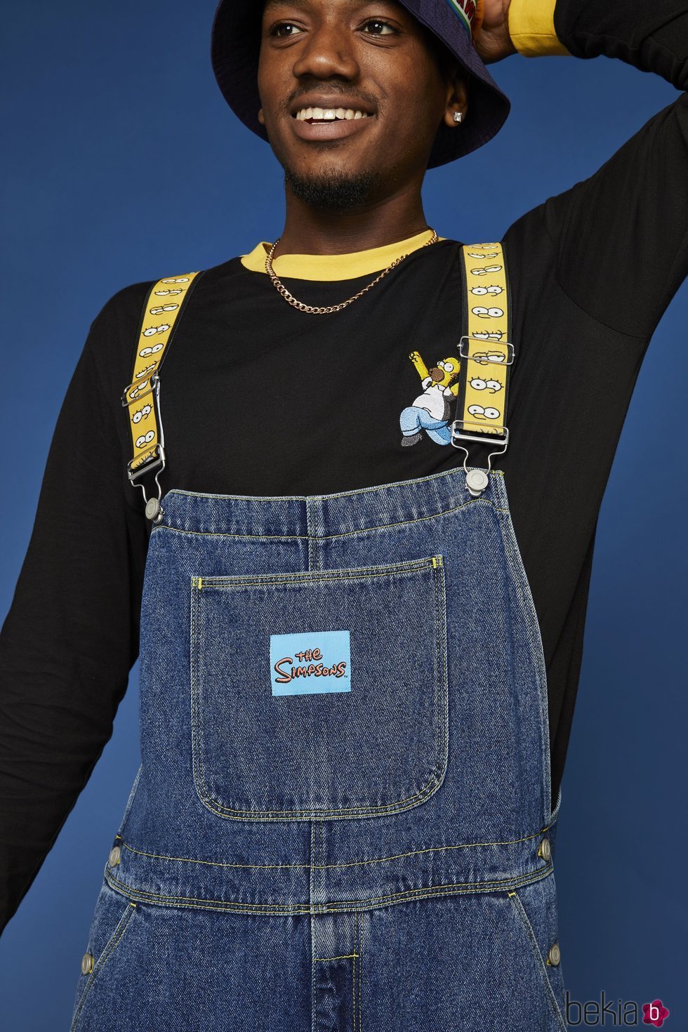 Modelo con un peto vaquero con tirantes de Los Simpson de la nueva colección cápsula de Asos 2018