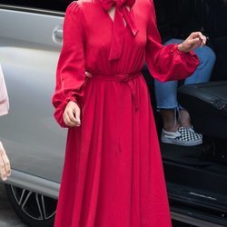 Lady Gaga con un vestido largo con vuelo en color rojo en Paris 2018