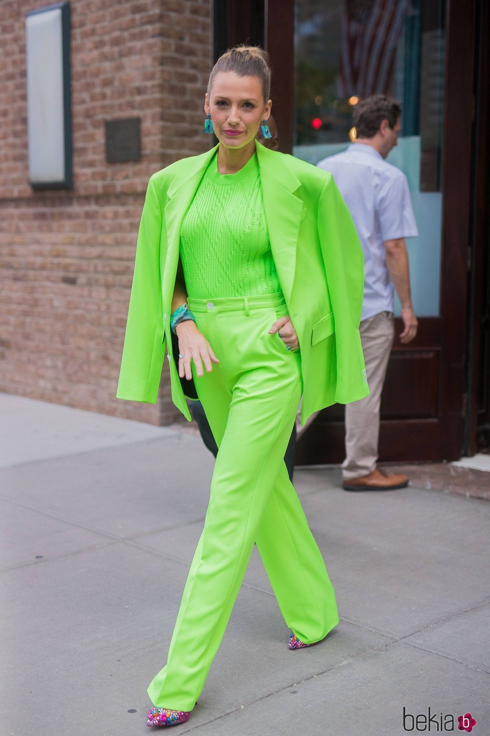 Blake Lively con un total look neón por las calles de Nueva York