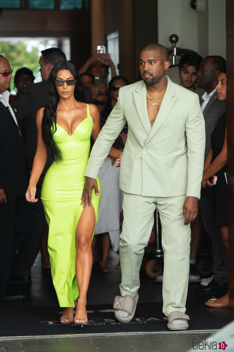 Kim Kardashian, junto a Kanye West, con un vestido verde lima neón de latex