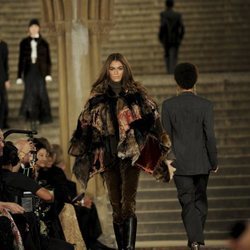 Kaia Gerber desfilando con una capa de pelo en el desfile de Ralph Lauren en la New York Fashion Week 2018