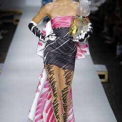 Vestido de falda asimétrica de Moschino primavera/verano 2019 en la Milán Fashion Week