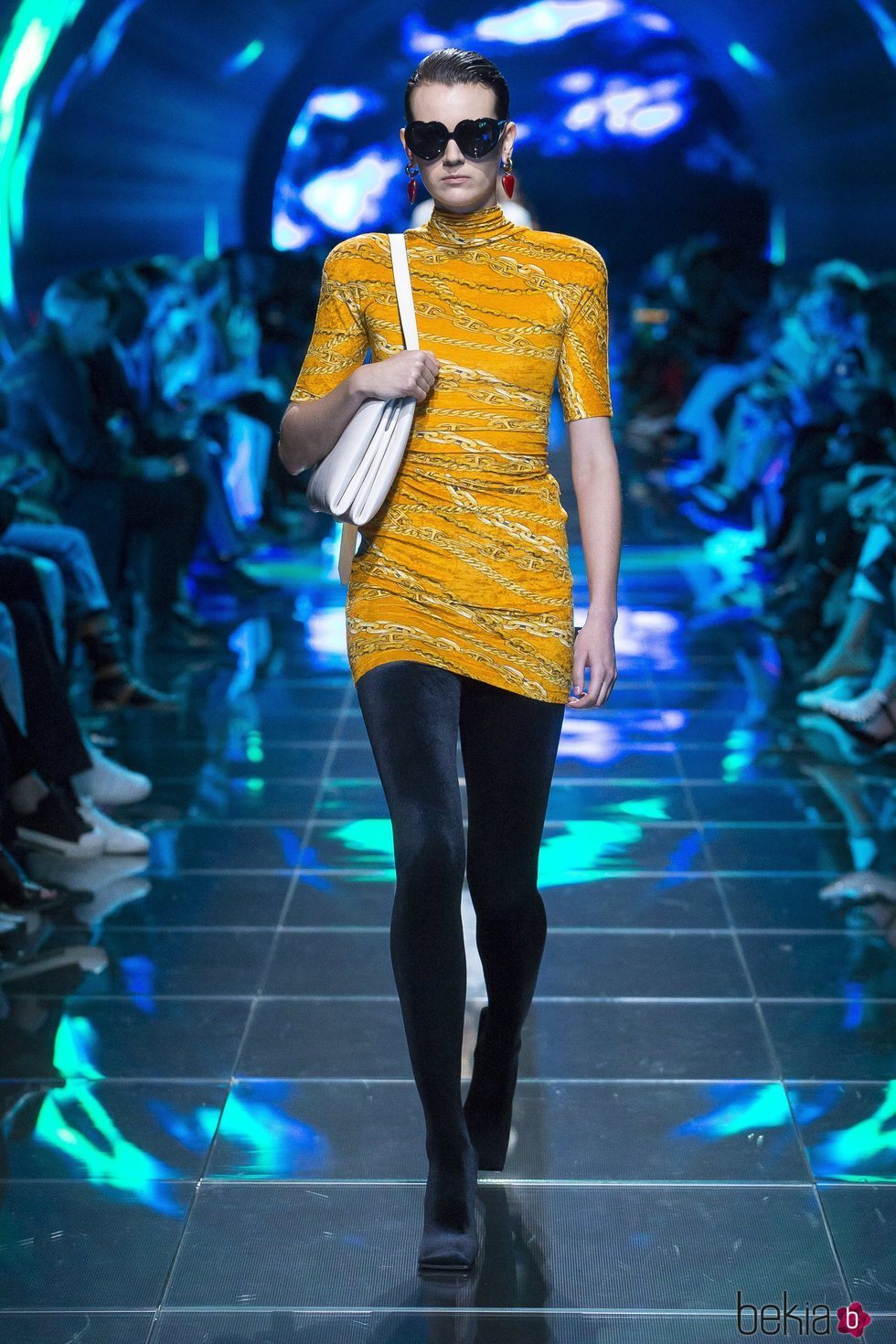 Vestido ajustado en color mostaza del desfile de Balenciaga en Paris de la colección primavera/verano 2019