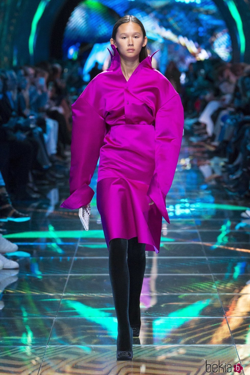 Modelo con un total look fucsia en el desfile de Balenciaga en Paris de la colección primavera/verano 2019