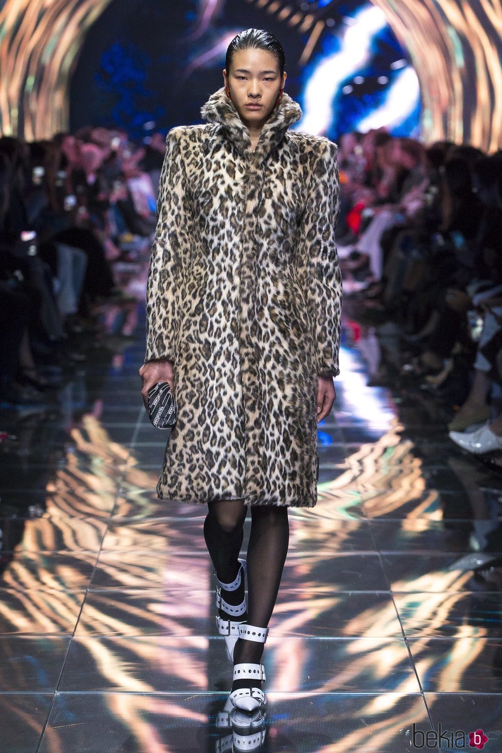 Modelo con un abrigo animal print en el desfile de Balenciaga en Paris de la colección primavera/verano 2019