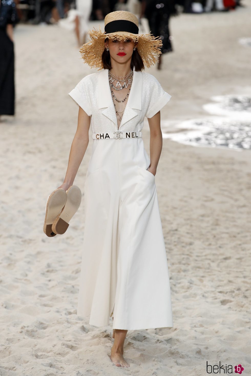 Vestido blanco de Chanel primavera/verano 2019 en la Paris Fashion Week