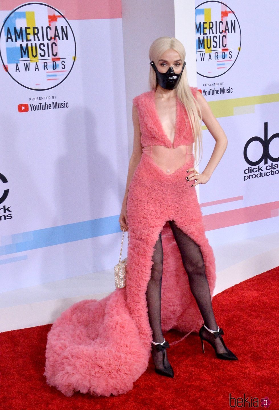 Poppy con un vestido rosa en los American Music Awards 2018