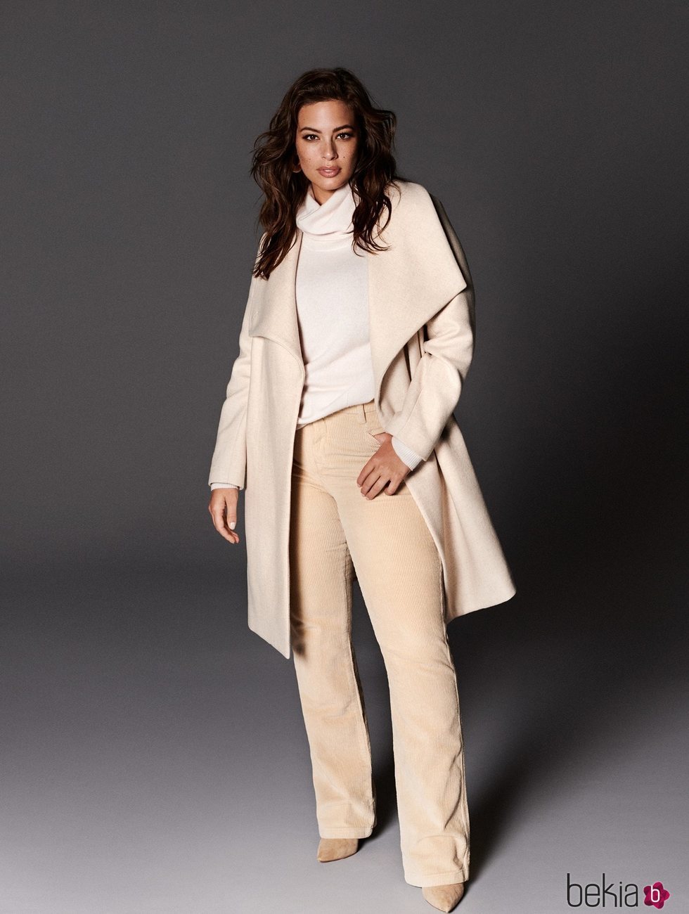 Ashley Graham con un total look beige de la nueva colección de Violeta by Mango