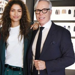 El diseñador Tommy Hilfiger con Zendaya anunciando su colaboración para la próxima campaña