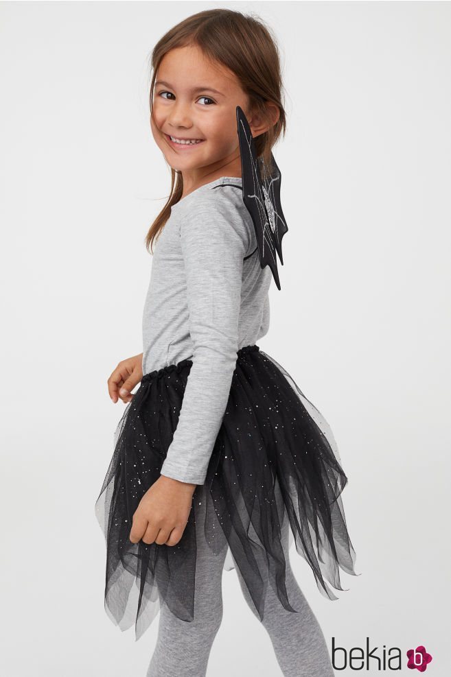 Niña disfrazada de murciélago de la colección cápsula de Halloween de H&M 2018