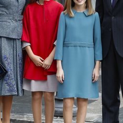 La Princesa Leonor y la Infanta Sofía posando a la salida del Instituto Cervantes de Madrid