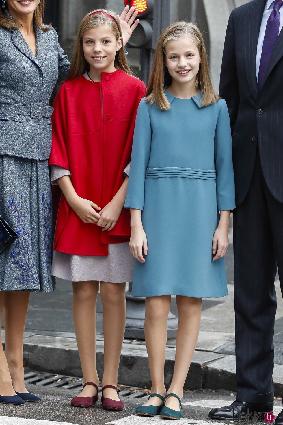 La Princesa Leonor y la Infanta Sofía posando a la salida del Instituto Cervantes de Madrid