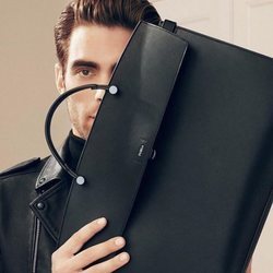 Jon Kortajarena posa con el bolso masculino Furla Mercurio