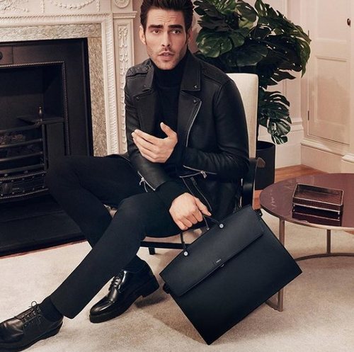 Jon Kortajarena presenta el bolso masculino Furla Mercurio