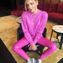 Chiara Ferragni con zapatillas plateadas de la colaboración con Converse