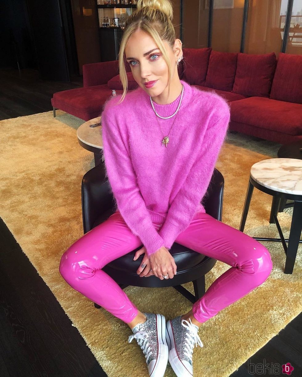 Chiara Ferragni con zapatillas plateadas de la colaboración con Converse