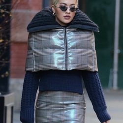 Rita Ora apuesta por un look a cuadros muy abrigado