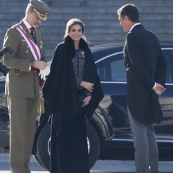 La Reina Letizia cubierta con una capa oscura durante la Pascua Militar 2019