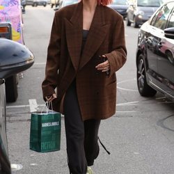 Hailey Baldwin con un look oversize desproporcionado